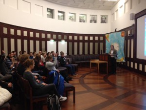 Prof. Karin Lochte, director of the Alfred-Wegener-Institut, talks to the Helmholtz-Juniors