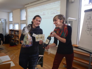 Renate Degen (left) gets a present from Meike Köhler (right) for organising the annual meeting in Bremerhaven.